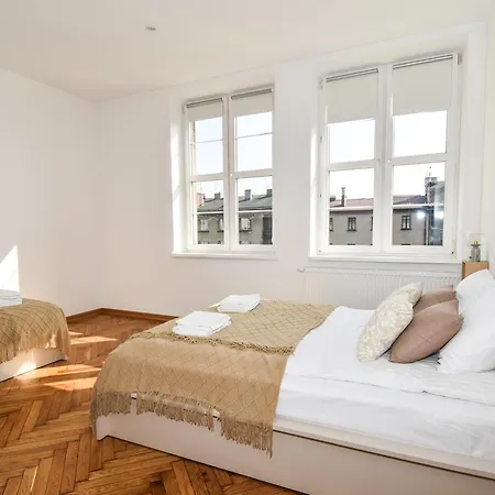 Sunny Corner Apartment *